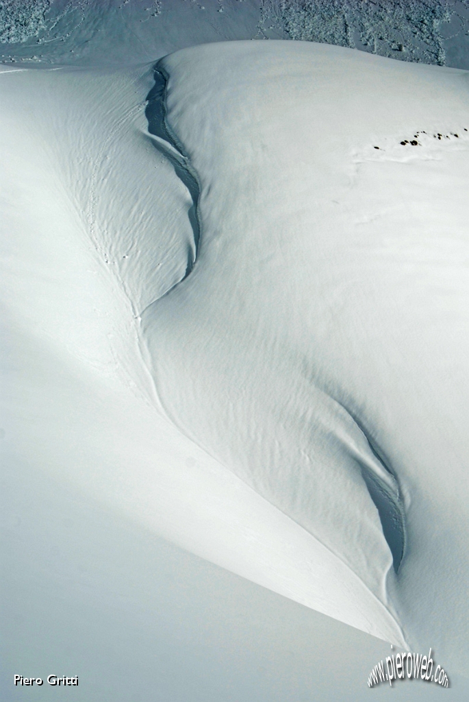 17 - Il vento modella ad arte il manto di neve, 19 mar. 2011.JPG